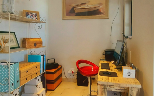 chas_everitt_study_1593078782