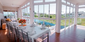 The_white_house_pearly_upstairs_dining_or_breakfast_table_pool_view_1512570198_1593527379