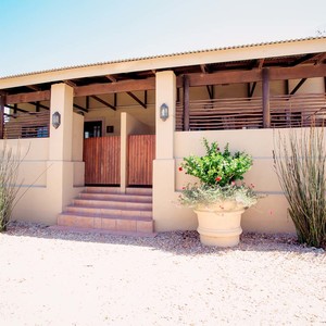 Gansbaai_town_lodge_front_units_exterior_1519908849_1593692270