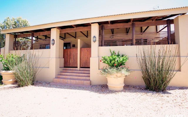 Gansbaai_town_lodge_front_units_exterior_1519908849_1593692270