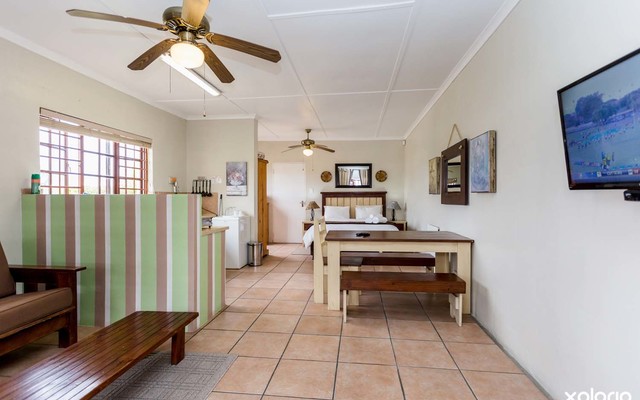 Gansbaai_town_lodge_open_plan_bedroom_kitchen_lounge_1519909040_1593692272