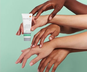 Body EssentiA Hand & Nail Cream