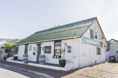 hermanus_pub_the_white_rabbit_pub_outside_view_1566892802_1599025182