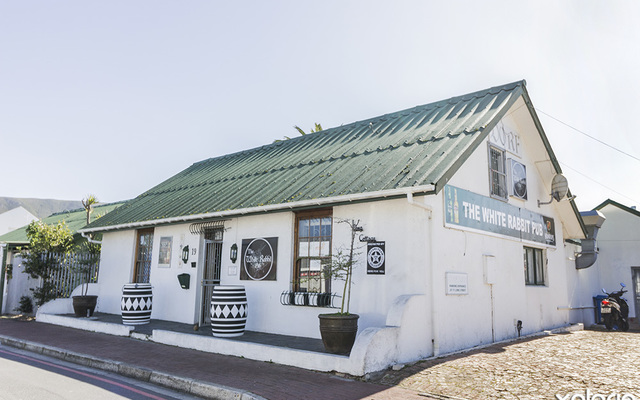 hermanus_pub_the_white_rabbit_pub_outside_view_1566892802_1599025182