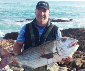 Fishing around Gansbaai with Oubaas Lesch - Top Angling Fish 