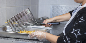 kleinmond_take_away_oceans_fisheries_preparing_chips_1531302934_3_1615440918