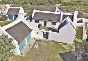 5 Bedroom House For Sale in Struisbaai | R2,670,000