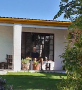 Die oupa sit op die stoep