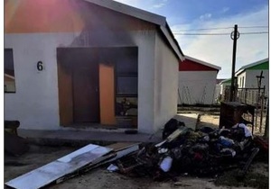 Huis in Parkview, Bredasdorp brand byna af