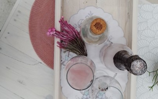 Pallet Tray on Butterfly Effect Table with Benches
