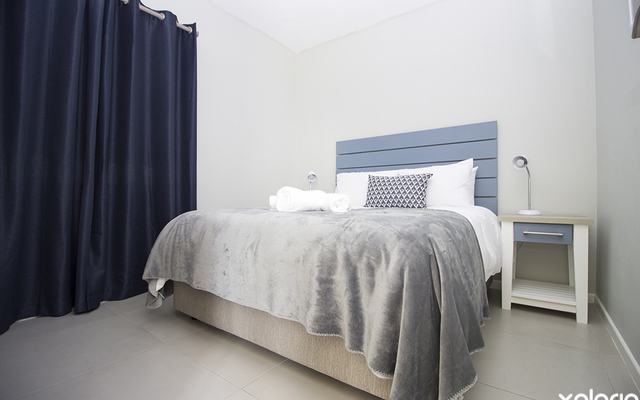 kleinmond_accommodations_kleinmond_lodge_grey_light_blue_bedroom_1552392544_1648217199