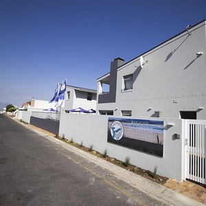 kleinmond_accommodations_kleinmond_lodge_outside_view_1552392462_1648217198