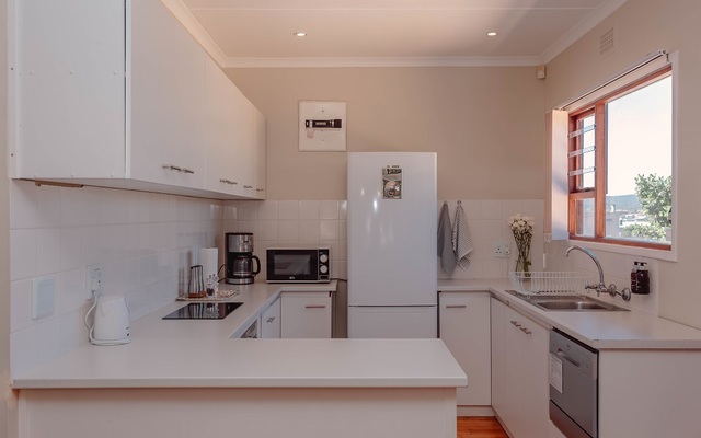 self_catering_gansbaai_guppy_huys_kitchen_view_1618213486_1649322726