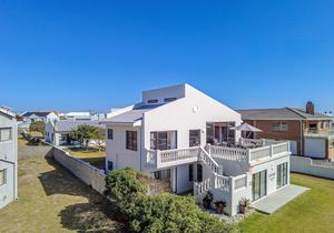 R9,450,000 | 6 Bedroom House For Sale in Struisbaai