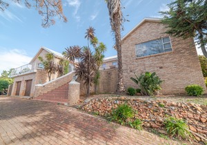 R2,670,000 | 4 Bedroom House For Sale in Bredasdorp