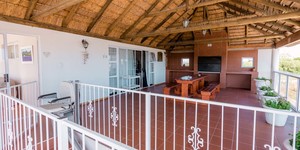 The_white_house_pearly_top_deck_stairs_with_with_chair_1512570329_1657195299