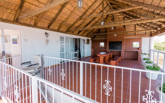 The_white_house_pearly_top_deck_stairs_with_with_chair_1512570329_1657195299