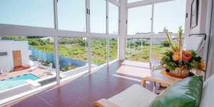 The_white_house_pearly_upstairs_sitting_corner_with_pool_view_1512570249_1657195297