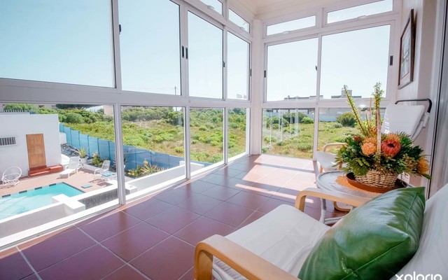 The_white_house_pearly_upstairs_sitting_corner_with_pool_view_1512570249_1657195297