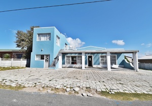 R2,750,000 | 5 Bedroom House For Sale in Struisbaai