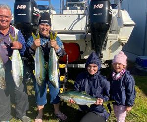 Ouma, dogter en kleindogter uit op diepsee-hengel