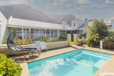 bettys_bay_accommodation_fijnbos_manor_relaxing_swimming_pool_area_1662132307