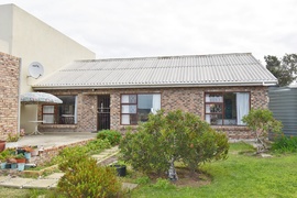 R2,900,000 | 5 Bedroom House For Sale in Struisbaai