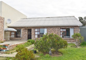 R2,900,000 | 5 Bedroom House For Sale in Struisbaai