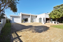 R4,250,000 | 4 Bedroom House For Sale in Struisbaai