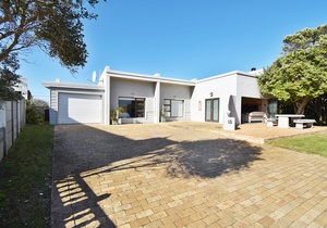 R4,250,000 | 4 Bedroom House For Sale in Struisbaai