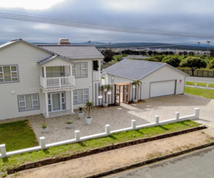 R3,600,000 | 3 Bedroom House For Sale in Struisbaai