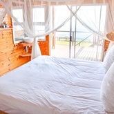 Bedroom With Seaview - La Luna Guesthouse - Xplorioâ„¢ Gansbaai 