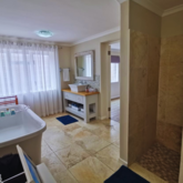 Main En Suite - Rest and Sea Self-catering - Xplorioâ„¢ Gansbaai