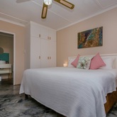 Southern Cross Self Catering - Saxon Lodge - Xplorioâ„¢ Gansbaai 