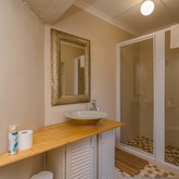 Protea Bathroom - Saxon Lodge - Xplorioâ„¢ Gansbaai 