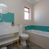 Full Bathroom - Saxon Lodge - Xplorioâ„¢ Gansbaai 