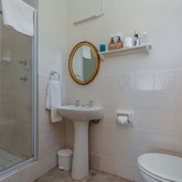 Da Gama Bathroom - Saxon Lodge - Xplorioâ„¢ Gansbaai 